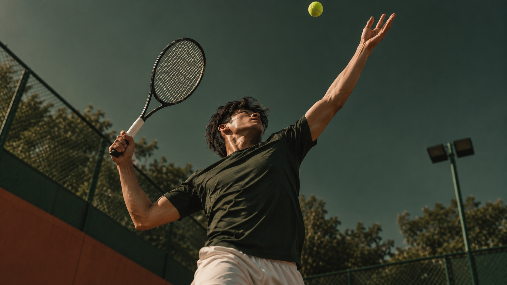 Atlet tenis melakukan servis di lapangan